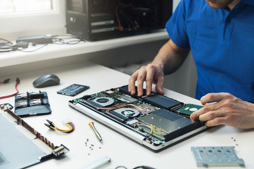Jak wygląda profesjonalna naprawa laptopów?